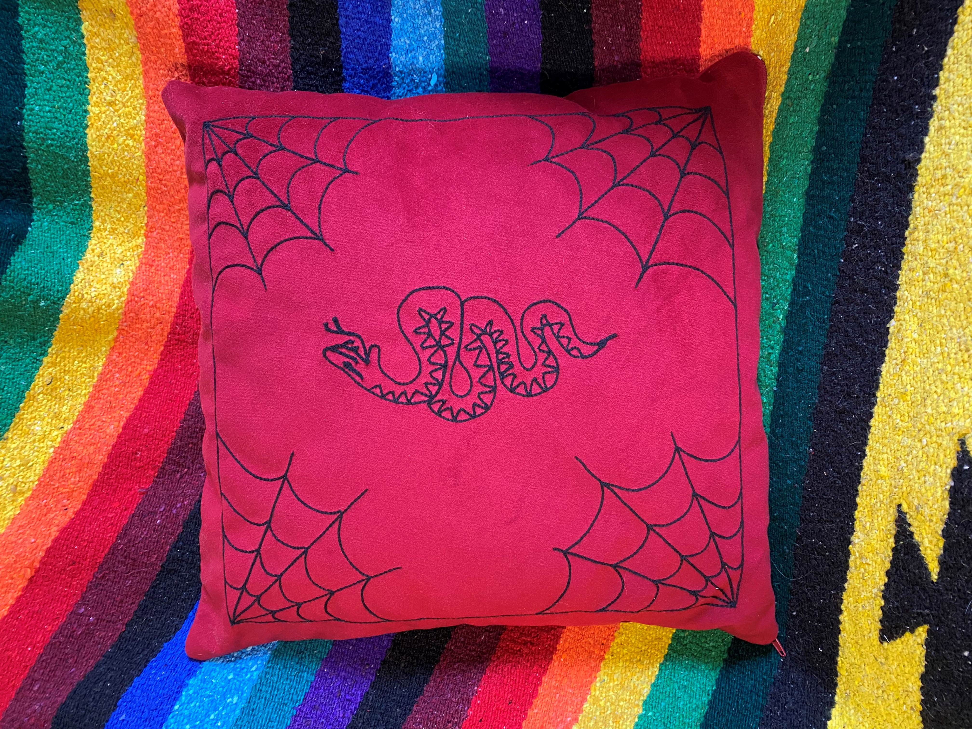 Coussin velours serpent
